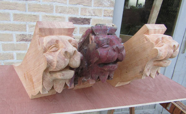 Reconstruction et restauration de quelques têtes de lions pour support du toît de la mairie à Koekelare